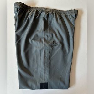 NWOT. Men's Under Armour Gray & Black Track Size XXL
